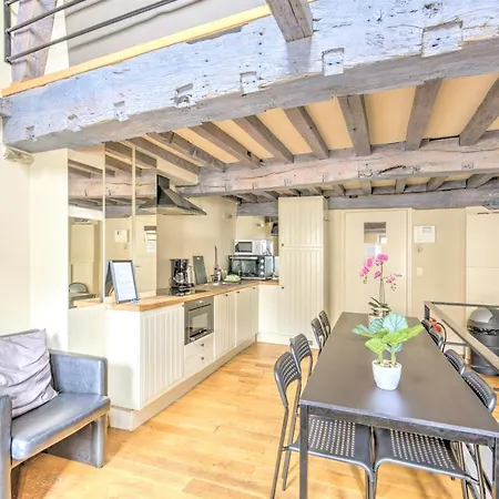 Tempel Cathedral In The Heart Of Apartment